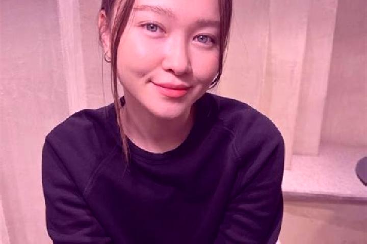 Mila, 35, a auburn blue-eyed asian companion based in Vasilika. Offering Couples, Travel Companion, Domination, Dinner Date. Available for incall and outcall...