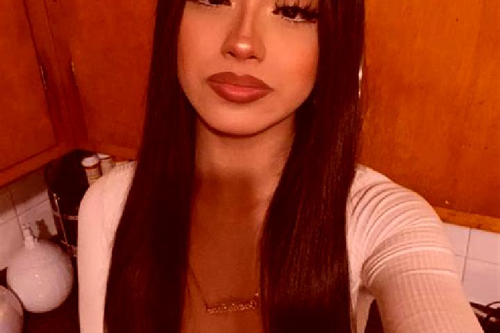 Naomi, 20, a red amber-eyed latina companion based in Oosseld. Offering Travel Companion, Party Girl, Couples, CIM. Available for incall and outcall, day and...