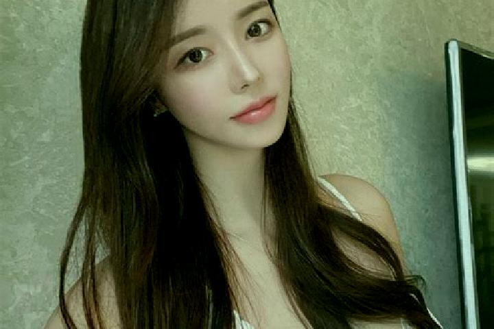 Naomi, 20 — Escort in Quxia, China
