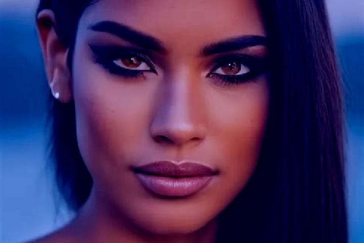 Naomi, 22, a red dark-eyed latina companion based in Cintalapa. Offering CIM, BDSM, Couples, Tantra. Available for incall and outcall, day and evening dates.