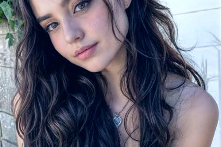 Naomi, 23, a auburn amber-eyed european companion based in Arbelaez. Offering Striptease, BDSM. Available for incall and outcall, day and evening dates.