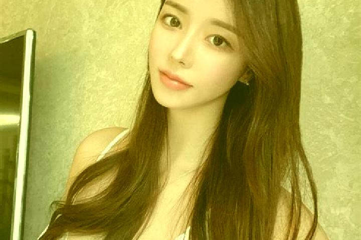 Naomi, 24 — Escort in Luoxiong, China