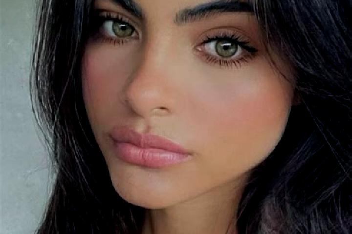 Naomi, 27, a brunette green-eyed latina companion based in Sainte-Maure. Offering Massage, Dinner Date, Couples. Available for incall and outcall, day and ev...