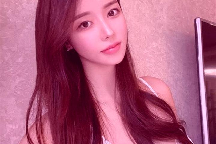Naomi, 27 — Escort in Luoxiong, China