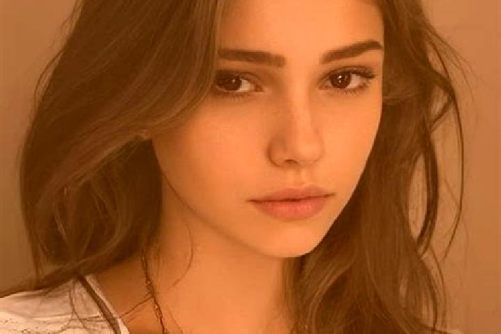 Naomi, 28, a auburn hazel-eyed slavic companion based in Sulzfeld. Offering GFE, Duos, Massage. Available for incall and outcall, overnight bookings available.