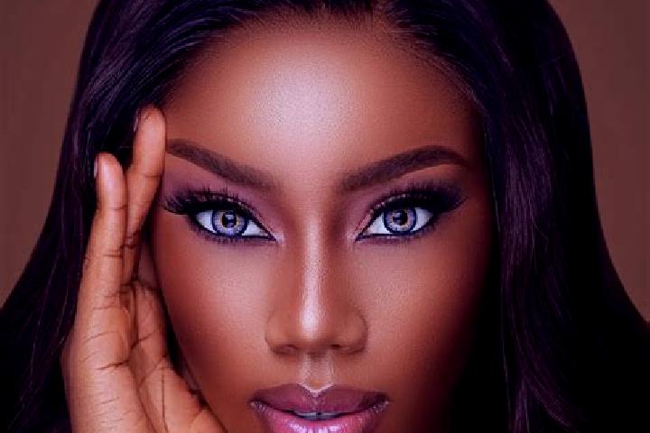 Naomi, 30, a red blue-eyed ebony companion based in Eresing. Offering Roleplay, Deep French Kissing. Available for incall and outcall, day and evening dates.