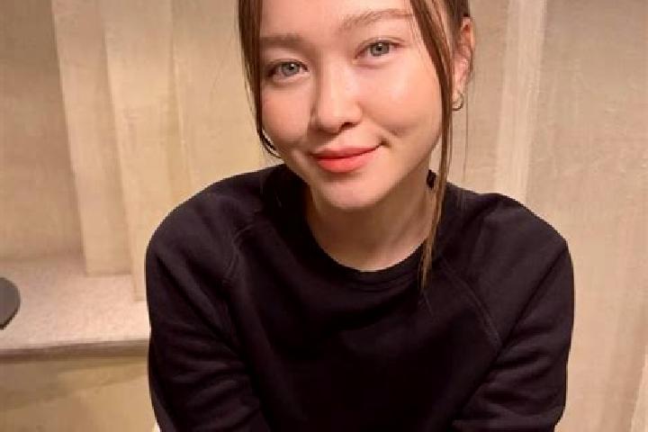 Naomi, 31, a red blue-eyed asian companion based in Verdal. Offering Overnight, Duos, Massage, Dinner Date. Available for incall and outcall, overnight booki...