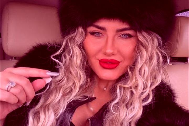Naomi, 31 — Escort in Urechesti, Romania