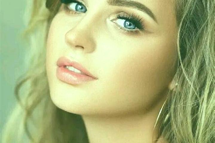Naomi, 33, a dark blonde blue-eyed slavic companion based in Havran. Offering Domination, A-Level, 69. Available for incall and outcall, day and evening dates.
