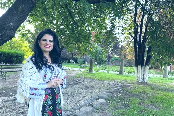 Naomi, 35 — Escort in Ponoarele, Romania