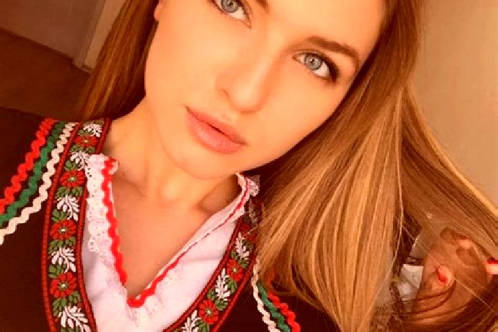 Naomi, 38, a brunette green-eyed slavic companion based in Formica. Offering BDSM, Couples, Tantra, Deep French Kissing. Available for incall and outcall, da...