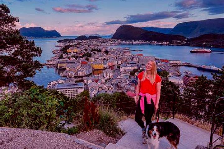 Naomi, 38, a dark blonde green-eyed european companion based in Montescaglioso. Offering Prostate Massage, Deep French Kissing, Massage, Fetish, BDSM. Availa...