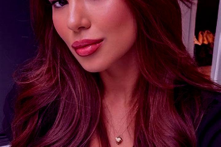 Natalie, 34, a chestnut dark-eyed latina companion based in Calverstown. Offering Striptease, A-Level. Available for incall and outcall, day and evening dates.