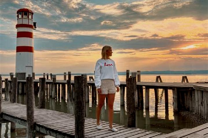 Nora, 21 — Escort in Podersdorf am See, Austria
