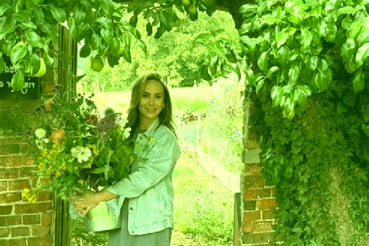 Nora, 22 — Escort in Ampthill, United Kingdom