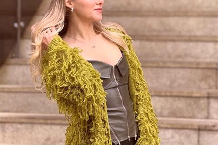 Nora, 23 — Escort in Holin, Czech Republic