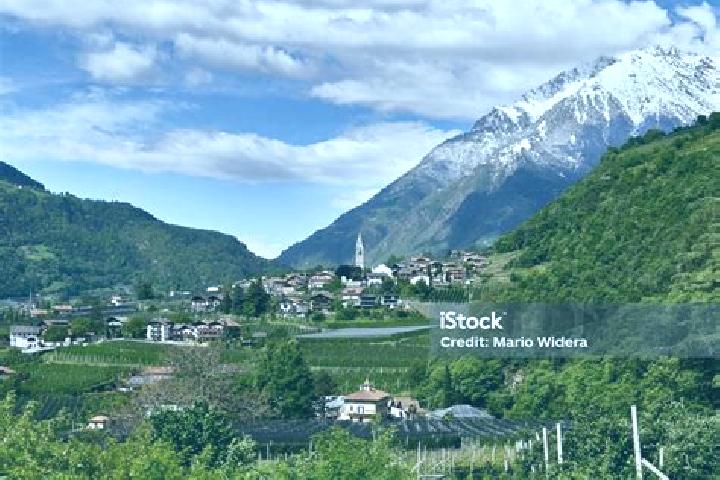 Nora, 23 — Escort in Lagundo, Italy
