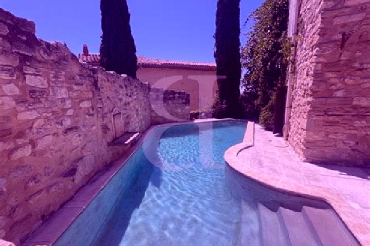 Nora, 23 — Escort in Le Barroux, France