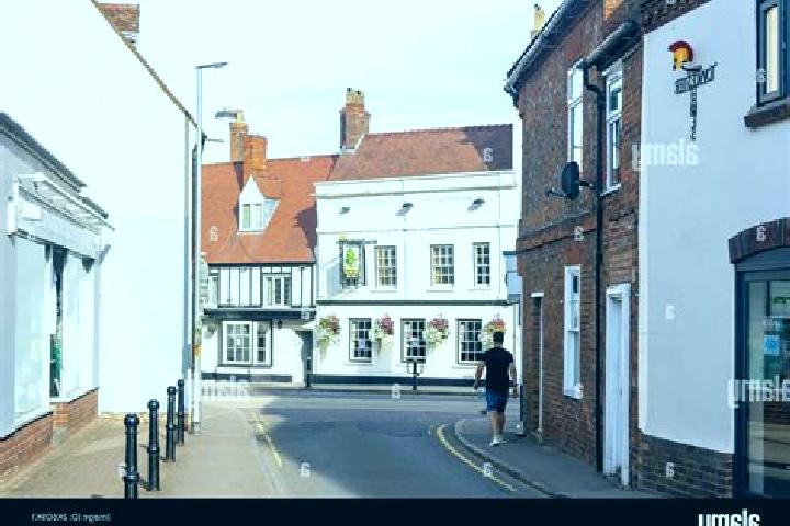 Nora, 26 — Escort in Towcester, United Kingdom