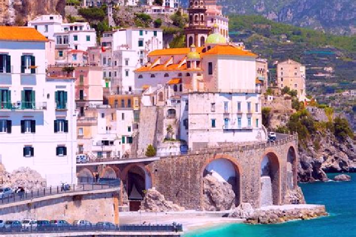Nora, 27 — Escort in Mandorleto, Italy