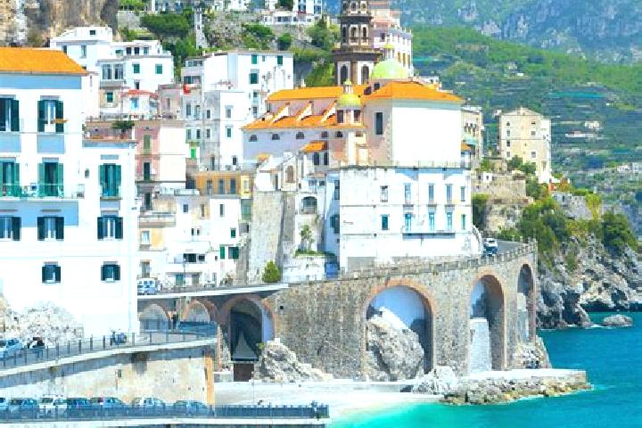 Nora, 27 — Escort in Vallesaccarda, Italy