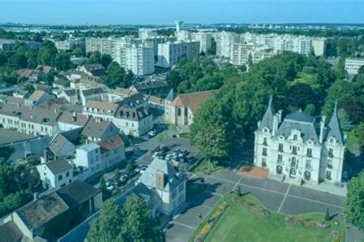 Nora, 29 — Escort in Chilly-Mazarin, France