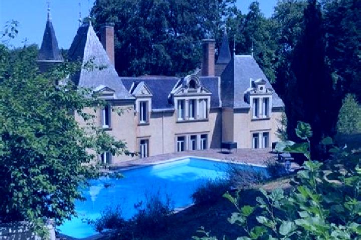 Nora, 29 — Escort in Villeneuve-de-Marc, France