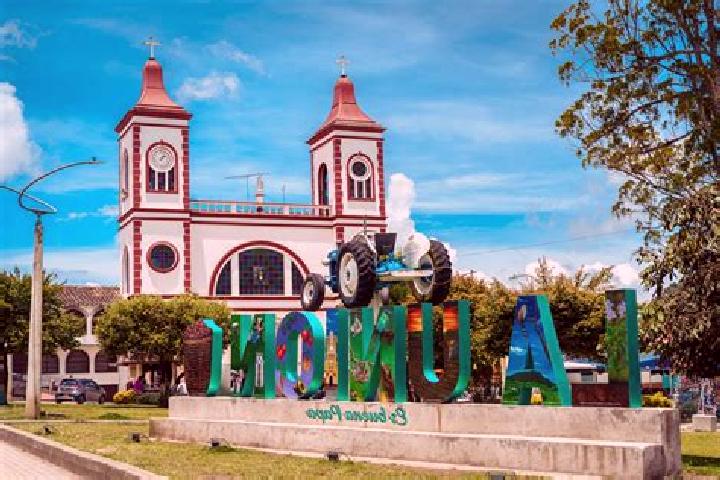 Nora, 30 — Escort in La Union, Ecuador