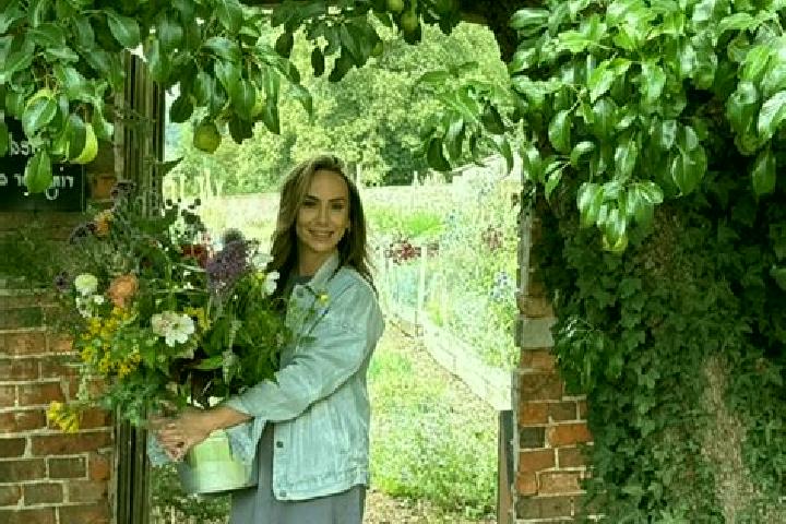 Nora, 33 — Escort in Ampthill, United Kingdom
