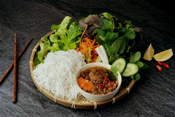 Nora, 38 — Escort in Muong Cha, Vietnam