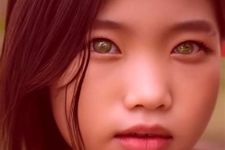 Nova, 21, a black green-eyed asian companion based in Rehlovice. Offering GFE, OWO, Massage, Duos. Available for incall and outcall, day and evening dates.