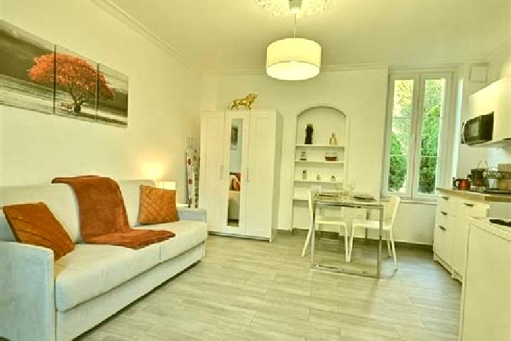 Nova, 28 — Escort in Croissy-Beaubourg, France