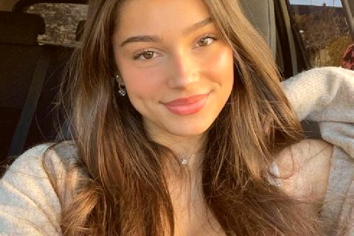 Olivia, 25, a brunette blue-eyed indian companion based in Sangsa. Offering Striptease, OWO, Overnight, Erotic Massage. Available for incall and outcall, day...
