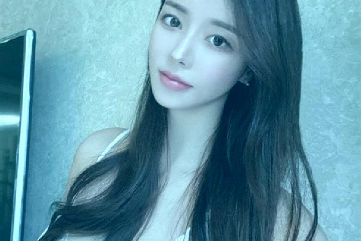 Olivia, 25 — Escort in Longshe, China