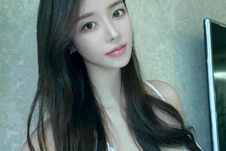 Olivia, 27 — Escort in Xiaolingwei, China