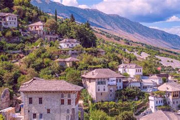 Olivia, 28 — Escort in Kashar, Albania