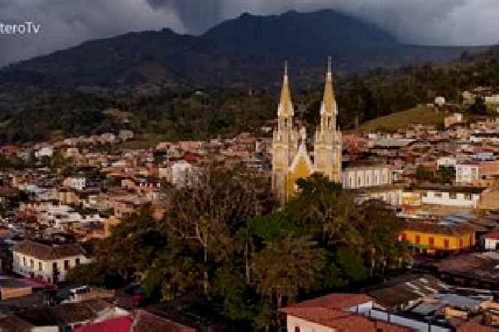 Penelope, 22 — Escort in Macanal, Colombia