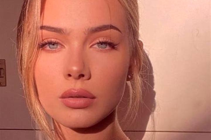 Penelope, 23, a black blue-eyed european companion based in Vinograd. Offering GFE, Striptease, A-Level. Available for incall and outcall, day and evening da...