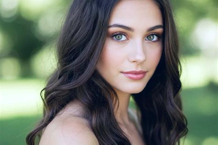 Penelope, 23, a brunette hazel-eyed caucasian companion based in Kuchl. Offering OWO, GFE, Party Girl. Available for incall and outcall, day and evening dates.