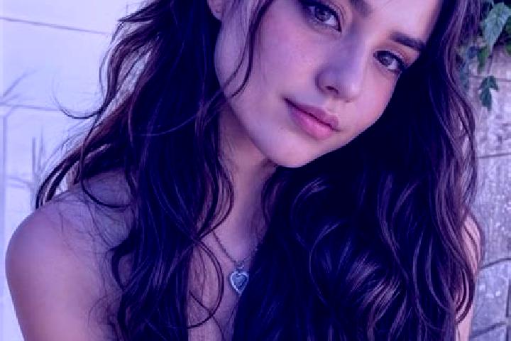 Penelope, 25, a brunette hazel-eyed latina companion based in Atalaia. Offering Prostate Massage, OWO, Dinner Date, BDSM. Available for incall and outcall, o...