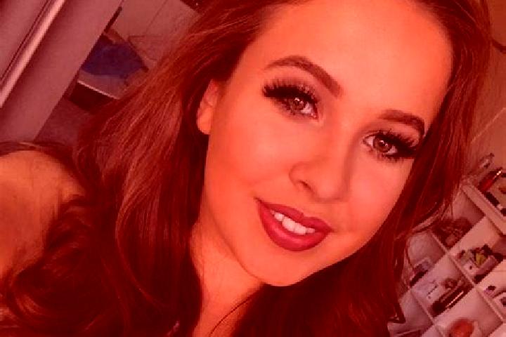 Penelope, 25, a red brown-eyed caucasian companion based in Sagrado. Offering Striptease, Party Girl. Available for incall and outcall, day and evening dates.