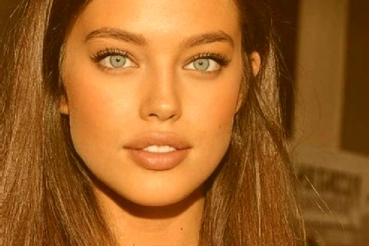 Penelope, 27, a chestnut green-eyed caucasian companion based in Nabulao. Offering Dinner Date, Tantra. Available for incall and outcall, day and evening dates.