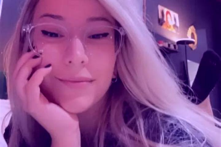 Penelope, 28, a blonde grey-eyed asian companion based in Aurora. Offering Duos, 69, Tantra, GFE. Available for incall and outcall, day and evening dates.