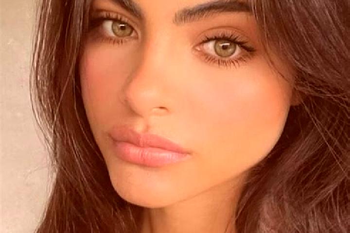 Penelope, 30, a brunette green-eyed caucasian companion based in Monodhendrion. Offering Striptease, Travel Companion, Tantra, Fetish. Available for incall a...