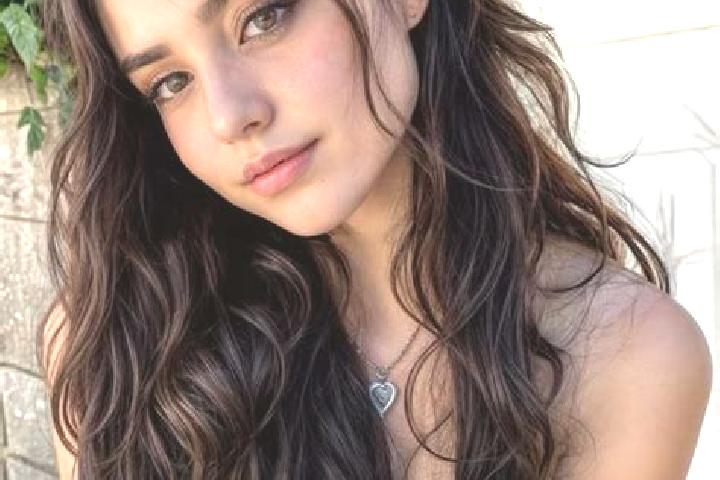 Penelope, 31, a auburn brown-eyed middle eastern companion based in Giulesti. Offering Girlfriend Experience, Erotic Massage, OWO, Couples. Available for inc...