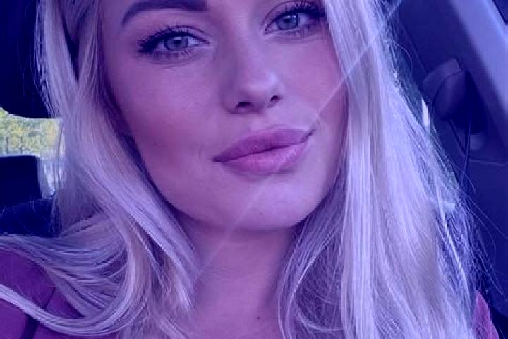 Penelope, 33, a blonde hazel-eyed slavic companion based in Madone. Offering Tantra, Overnight, Duos. Available for incall and outcall, day and evening dates.