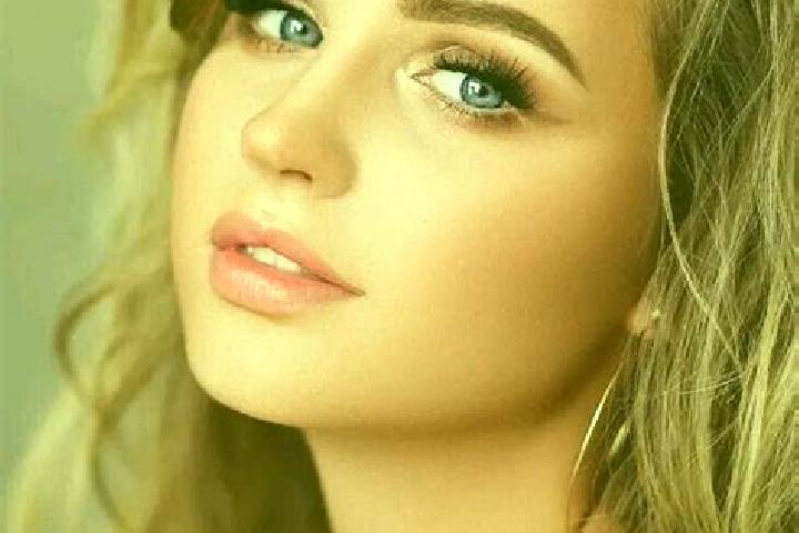 Piper, 20, a dark blonde blue-eyed mediterranean companion based in Apastepeque. Offering Tantra, GFE. Available for incall and outcall, day and evening dates.