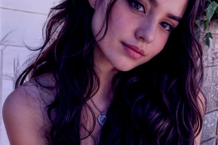 Piper, 23, a auburn amber-eyed middle eastern companion based in Csillaghegy. Offering BDSM, Dinner Date, Roleplay. Available for incall and outcall, overnig...