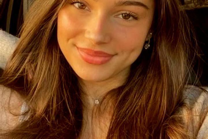 Piper, 26, a brunette hazel-eyed latina companion based in Horb. Offering GFE, CIM. Available for incall and outcall, overnight bookings available.