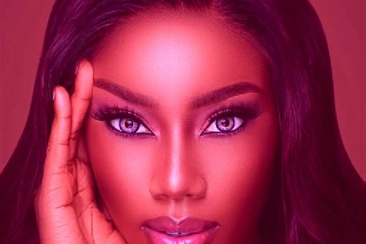 Piper, 27, a chestnut blue-eyed ebony companion based in Sinende. Offering Domination, Party Girl, OWO. Available for incall and outcall, day and evening dates.
